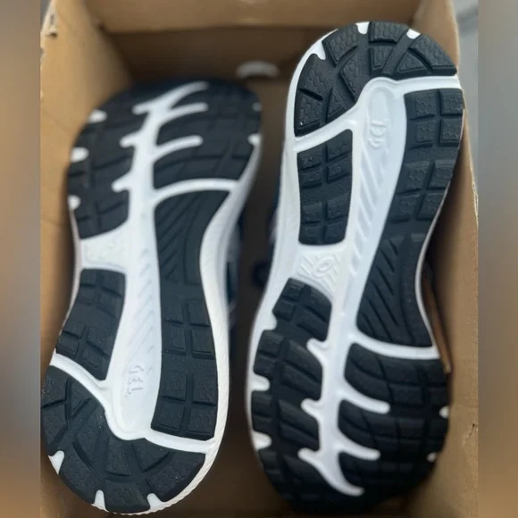 New with tags running shoes! - Picture 4 of 6